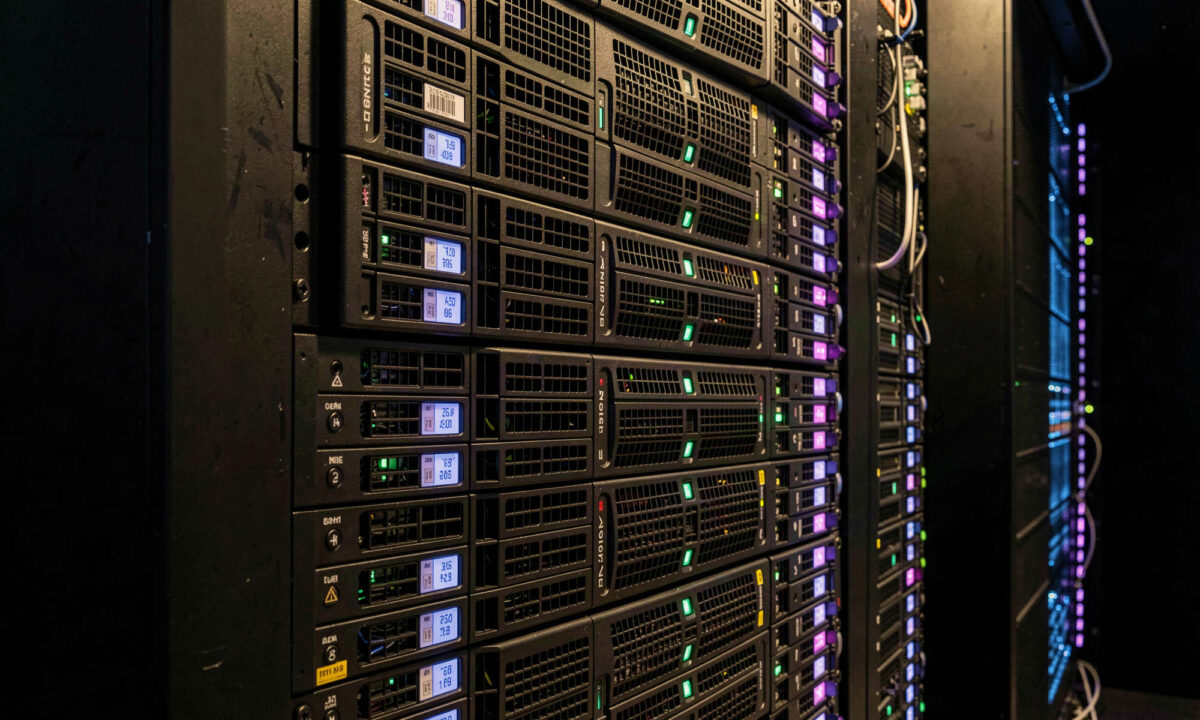 Rack de servidores durante la noche